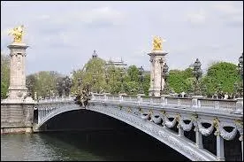 Le pont Alexandre-III, offert par la Russie en 1900, se trouve entre...