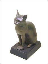Cette statuette figure la desse-chatte de la mythologie gyptienne. Son nom ?