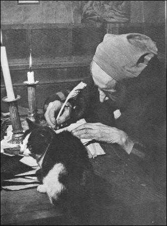 Cet crivain franais misanthrope mourut en 1956, entour de nombreux chats :