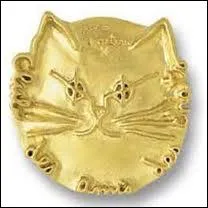 Artiste aux talents multiples, il dessina un insigne pour le  Club des Amis des chats  :