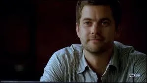 Comment s'appelle le jeune homme du monde parallle ?