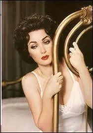 Cette actrice reprend ici la pose de Liz Taylor dans le film La chatte sur un toit brlant, il s'agit de ?