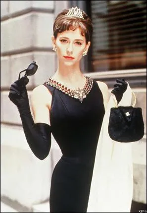 Il est assez simple de dcouvrir la star que joue l'actrice de la photographie, habille comme le personnage du film Diamants sur canap (Breakfast at Tiffany's). Mais qui est l'actrice qui joue Audrey Hepburn ?