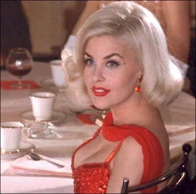 Naturellement brune, voici une actrice qui joue Monroe dans le film Ruby (du nom de l'assassin de l'assassin de John F. Kennedy  Dallas). La reconnaissez-vous ?