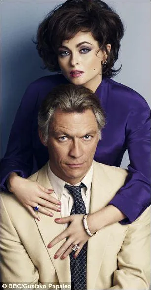 C'est  une trs bonne actrice, anglaise elle aussi, qu'est revenu tout rcemment (2013) le rle de la fameuse Liz Taylor. Saurez-vous dire qui elle est d'aprs la photographie ?