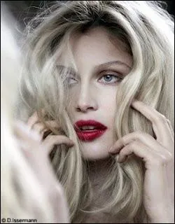 Cette actrice brune naturelle est devenue blonde comme la star mondiale qu'elle a joue  l'cran, Brigitte Bardot. Qui a os relever ce dfi, plutt bien d'ailleurs ?