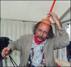 L'lve suivant tait quelque peu loufoque, connu notamment pour nous faire dcouvrir des instruments de musique plus farfelus les uns que les autres. Comment se nommait cet original ?