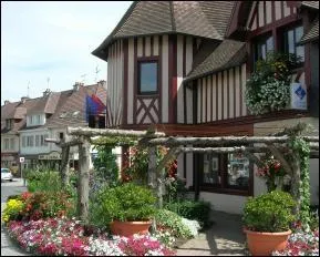 Où se trouve Pont-l'Évêque, ville connue pour son fromage ?