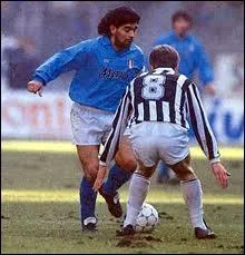 Au foot, quand on fait passer le ballon à droite de l'adversaire et que l'on passe à gauche, c'est...