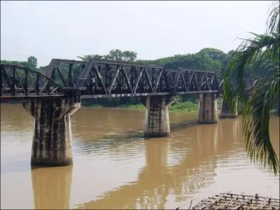 ''Hello ! Le soleil brille, brille, brille'' 
Chanson inoubliable du ''Pont de la rivière Kwaï'' . Où se trouve-t-elle ?