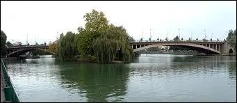 ''À Joinville le Pont pon pon 
Tous deux nous irons ron ron 
Regarder guincher ché ché... ''