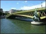 ''Sous le pont Mirabeau coule la Seine 
Et nos amours 
Faut-il qu'il m'en souvienne 
La joie venait toujours après la peine 
Vienne la nuit sonne l'heure... ''