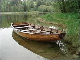 C'est un petit bateau non pont manoeuvr  la rame, la godille, la pagaie ou au moteur :