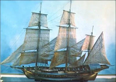 Petit bateau mditerranen arm de canons, trs fin, naviguant  la voile et  l'aviron. Il est gr en trois mats avec des voiles latines, c'est :