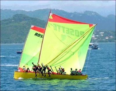 Trs rpute en Martinique, elle ne comporte pas de bancs de nage, mais des  bois dresss  sur les cts et une godille  l'arrire :