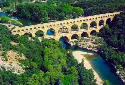 Le pont du Gard est inscrit au patrimoine mondial de l'UNESCO.