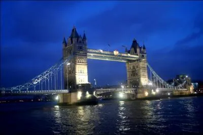 Vous connaissez tous ce pont qui enjambe la Tamise près de la tour de Londres. De quel type est Tower Bridge ?