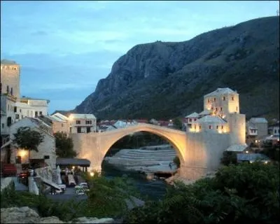 Durant quelle guerre fut détruit le pont de Mostar ?