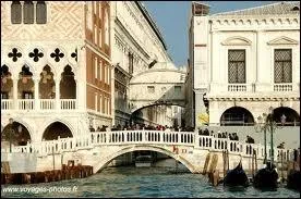 À Venise, le pont des Soupirs attire les touristes mais savent-ils qu'on l'appelle ainsi car il relie...