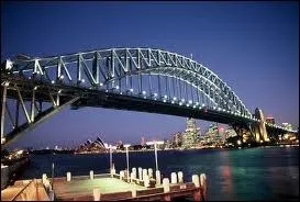 Avec l'opéra conçu par Jorn Utzon en 1973, le Harbour Bridge est le monument emblématique de la ville de...