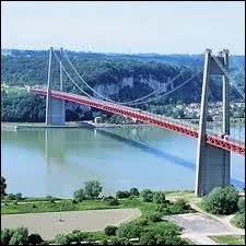 Le pont de Tancarville détenait le record d'Europe de longueur en 1959. Il a été dépassé depuis mais il enjambe toujours...