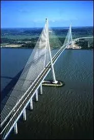 Le pont de Normandie est un pont à haubans qui relie Le Havre à...