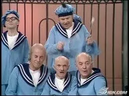 Humour british populaire o l'on voit rgulirement un petit chauve se faire taper sur la tte...