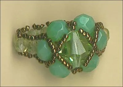 Elle ornera admirablement la main de Madame à l'occasion des ... . d'un mariage heureux. Elle illuminera, joyeusement, de tous ses feux cet anniversaire : une bague en ..... .