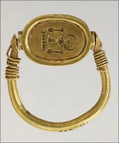 Vous trouverez cette bague au département des antiquités égyptiennes, au Louvre. Le scarabée est l'emblème d'Hathor. Que représente cette déesse ?