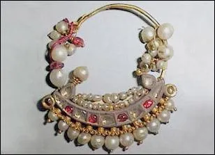 Des perles pour orner un joli nez. Ce bijou a été créé à Bombay vers 1800. Très lourd, il nécessite l'utilisation d'un subterfuge pour ne pas déformer la narine. Lequel est-ce ?