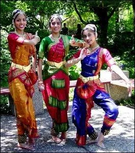 Ces jolies danseuses indiennes portent des bracelets de chevilles. Quelle est leur particularité ?