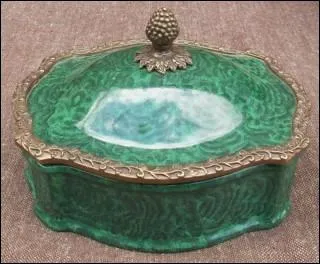 Cette superbe boîte en malachite et bronze ne servira pas à ranger les perles du bac ! Qu'est-ce que la malachite ?