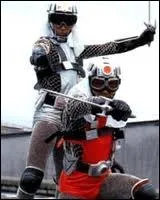 A plusieurs c'est mieux que tout seul... Passons maintenant ple-mle  tous ces justiciers hassant les mchants et combattant en quipe. Fin des 70's, les prcurseurs furent :