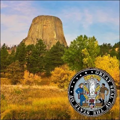 La   Devils Tower   ( tour du Diable ) est un monolithe situ  proximit des villes de Hullett et de Sundance, dans le Nord-Est de l'Etat du ... .