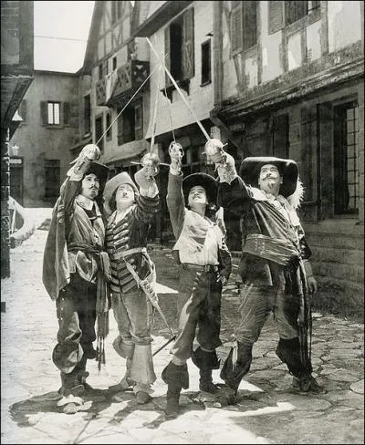  douze ans, il enchana des petits boulots : livreur de journaux, livreur, ouvreur du cinma Palace. Grce  son job d'ouvreur, il voit des films de cape et d'pe muets dont la vedette est :