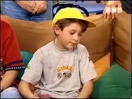 Plus tard dans la sitcom, un autre extraterrestre de Véga débarqua chez les Musclés. C'était un petit chenapan qui enchainaît les bêtises rien qu'en tirant sur son oreille "magique". Il s'agit de :