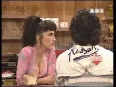 Dans les dernières saisons de la sitcom, une cafète s'était ouverte dans le voisinage. Les Musclés s'y rendaient souvent car la tenancière était bien sûr des plus voluptueuses. Son nom était :