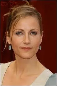 Très friands de jolies femmes, les Musclés ont eu une chance pas possible puisqu'une ravissante extra-terrestre de la planète Véga a élu domicile chez eux. Quel est son nom ?