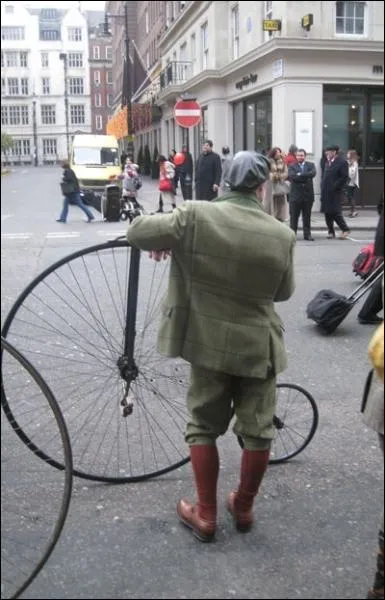 Il ne s'est pas content d'tre un pionnier de la photographie, il a galement invent le terme  vlocipde  !