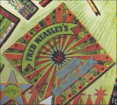 Ah, un de mes rayons prfrs, de quoi mettre le feu  la fte ! J'hsite vraiment entre ces deux articles. Je pense que je prendrai celui-ci, il cote quand mme cinq gallions... Quel est son nom ?