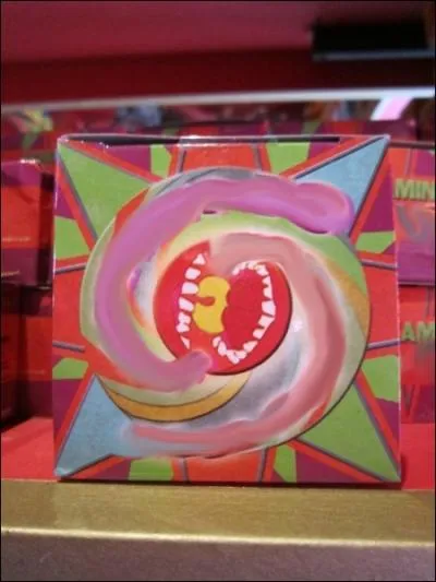 AAAHH ! Quel est ce bruit affreux ? ! Je reconnais ce jouet ! Il a t interdit  Poudlard et devrait l'tre dans tout le pays. Je ne supporterai pas de rester une seconde de plus ici. Qu'est-ce ?