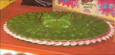 Avancez bon sang ! Cette foule m'exaspre ! Et... oh ! ATTENTION baissez-vous ! Vous l'avez vu passer ? ! On a bien failli ressortir dcapits ! Mais qu'est-ce que c'tait ?