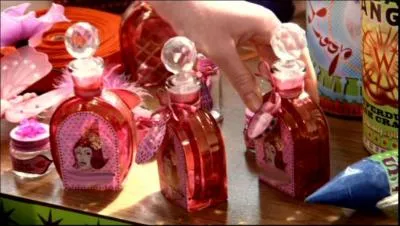 Lisez ici le contenu de ce flacon. Oui,  uf de serpencendre , je pensais que Ron y tait allergique. C'est ce que disait sa sur, mais aprs l'avoir bu, il n'a rien eu. On appelle cette potion :