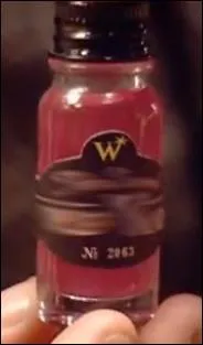 Oh oh, je connais quelqu'un qui aurait bien besoin de cela, dommage que ce quelqu'un soit un fantme ! Une petite pleurnicharde qui se vexe pour un rien ! Comment s'appelle ce flacon ?