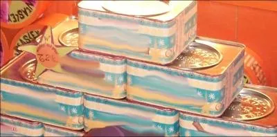 Je vois que la boutique n'chappe pas aux traditionnels bonbons exposs le long des caisses. Cette fois, je rsisterai  ces deux produits malgr qu'ils soient si apptissants ! Ceux-ci sont des :