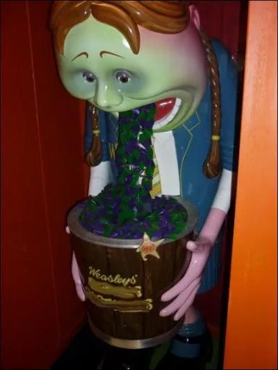 Dtournez le regard ! Quelle ide d'installer une chose pareille dans une boutique, et tous ces enfants amasss autour ! Comment s'appellent ces bonbons tests par Reg Cattermole ?