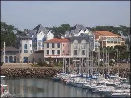 Je quitte la Vende par la commune de Talmont-Saint-Hilaire. Ses habitants rpondent au nom de ...