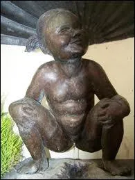 Ce pendant fminin du Manneken-Pis existe bel et bien  Bruxelles. Comment s'appelle cette statuette ?