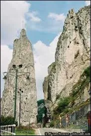 Voici le rocher Bayard associ  l'ancienne lgende des quatre fils Aymon. C'est une spectaculaire aiguille rocheuse de 40 m de haut se trouvant au bord d'un fleuve. Lequel ?