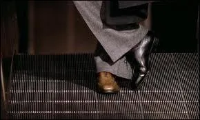 Un homme se retrouve  jouer les espions dans un conflit entre agence des services secrets franais ...